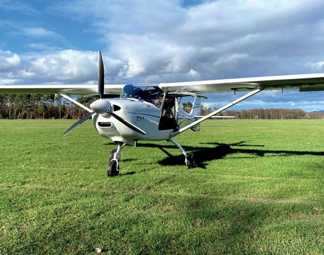 UL-Motorflugzeug auf der Grasbahn