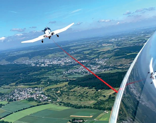Segelflugzeug im Flugzeugschlepp über Landschaft